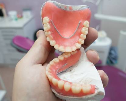 Tutto ciò che dovete sapere sulle protesi dentarie: Manutenzione e cura