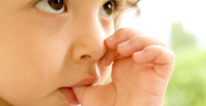 Navitudini che danneggiano i denti dei bambini: succhiare il pollice, il ciuccio e gli zuccheri