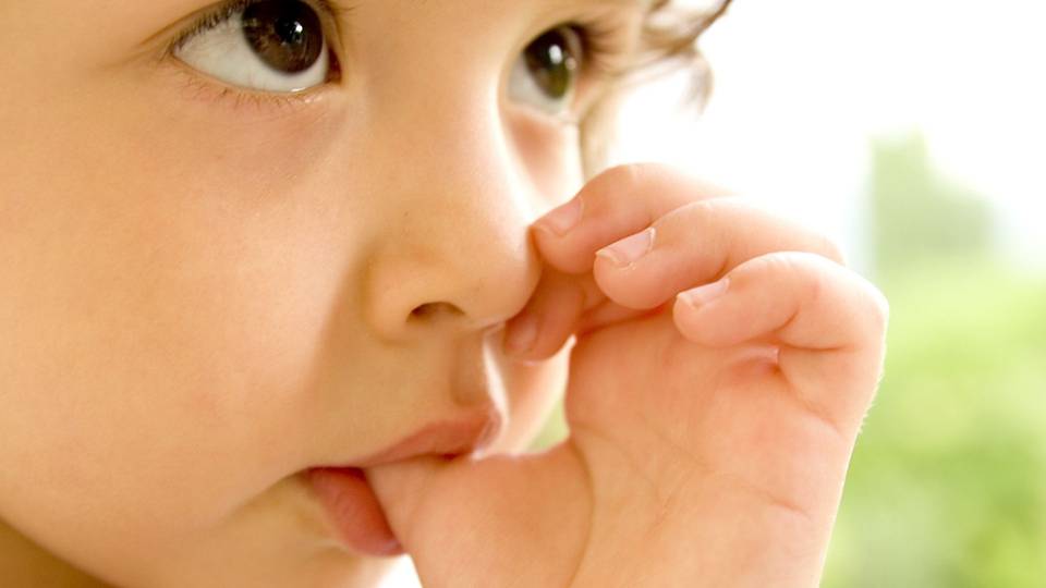 Navitudini che danneggiano i denti dei bambini: succhiare il pollice, il ciuccio e gli zuccheri