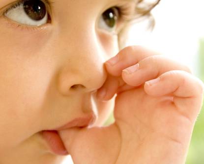 Navitudini che danneggiano i denti dei bambini: succhiare il pollice, il ciuccio e gli zuccheri